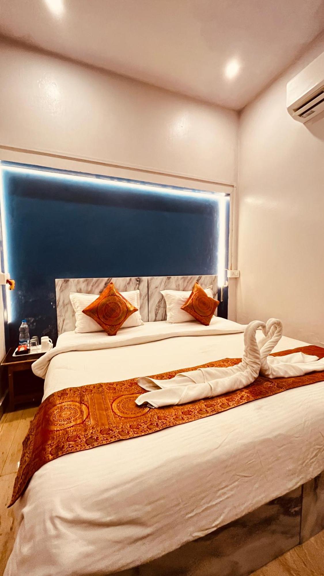 Vibe N Joy Hotel Varanasi Exterior foto
