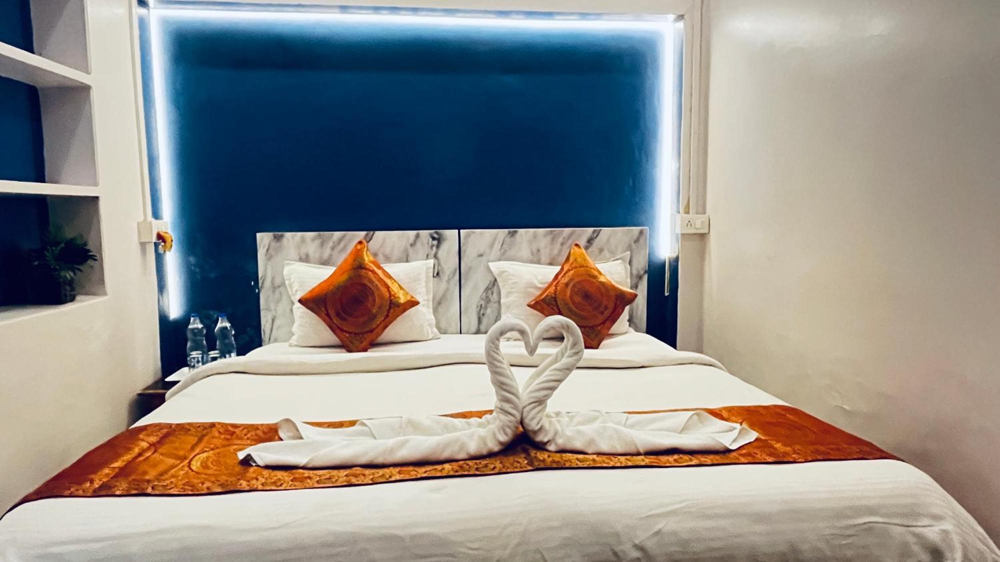 Vibe N Joy Hotel Varanasi Exterior foto