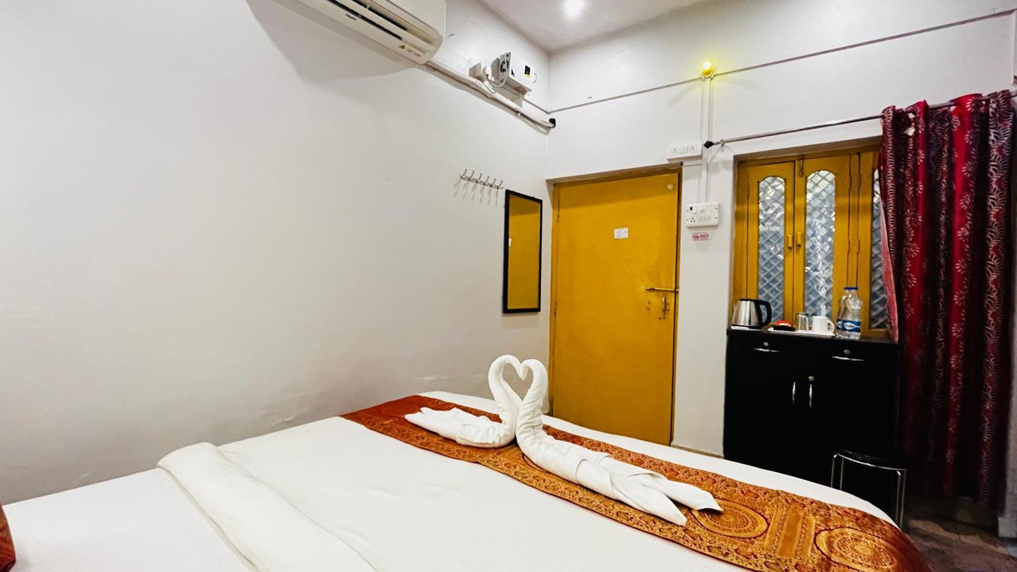 Vibe N Joy Hotel Varanasi Exterior foto