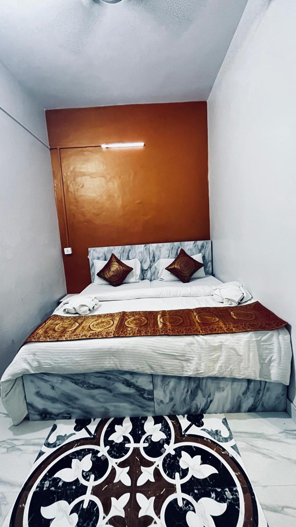 Vibe N Joy Hotel Varanasi Exterior foto