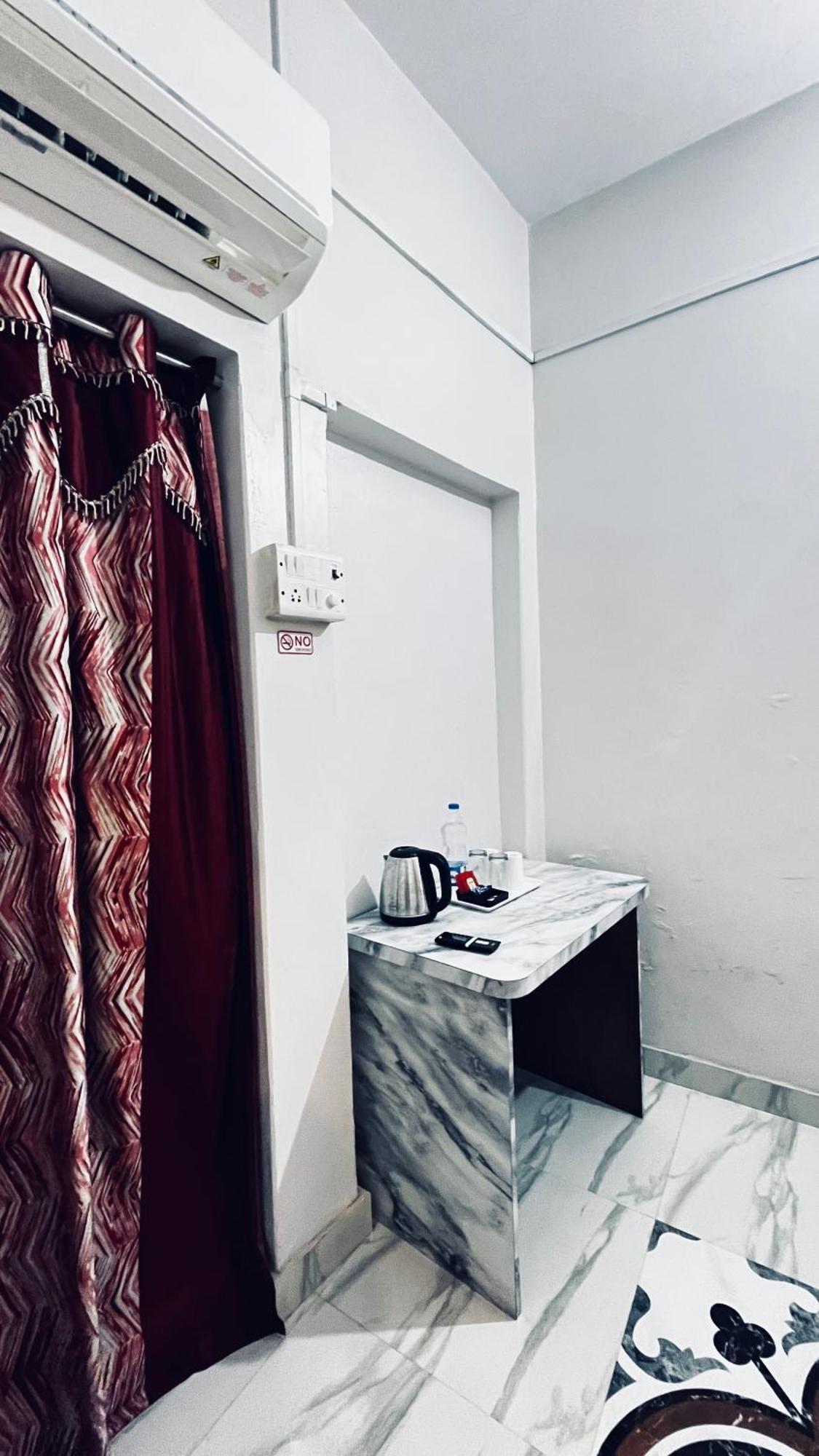 Vibe N Joy Hotel Varanasi Exterior foto