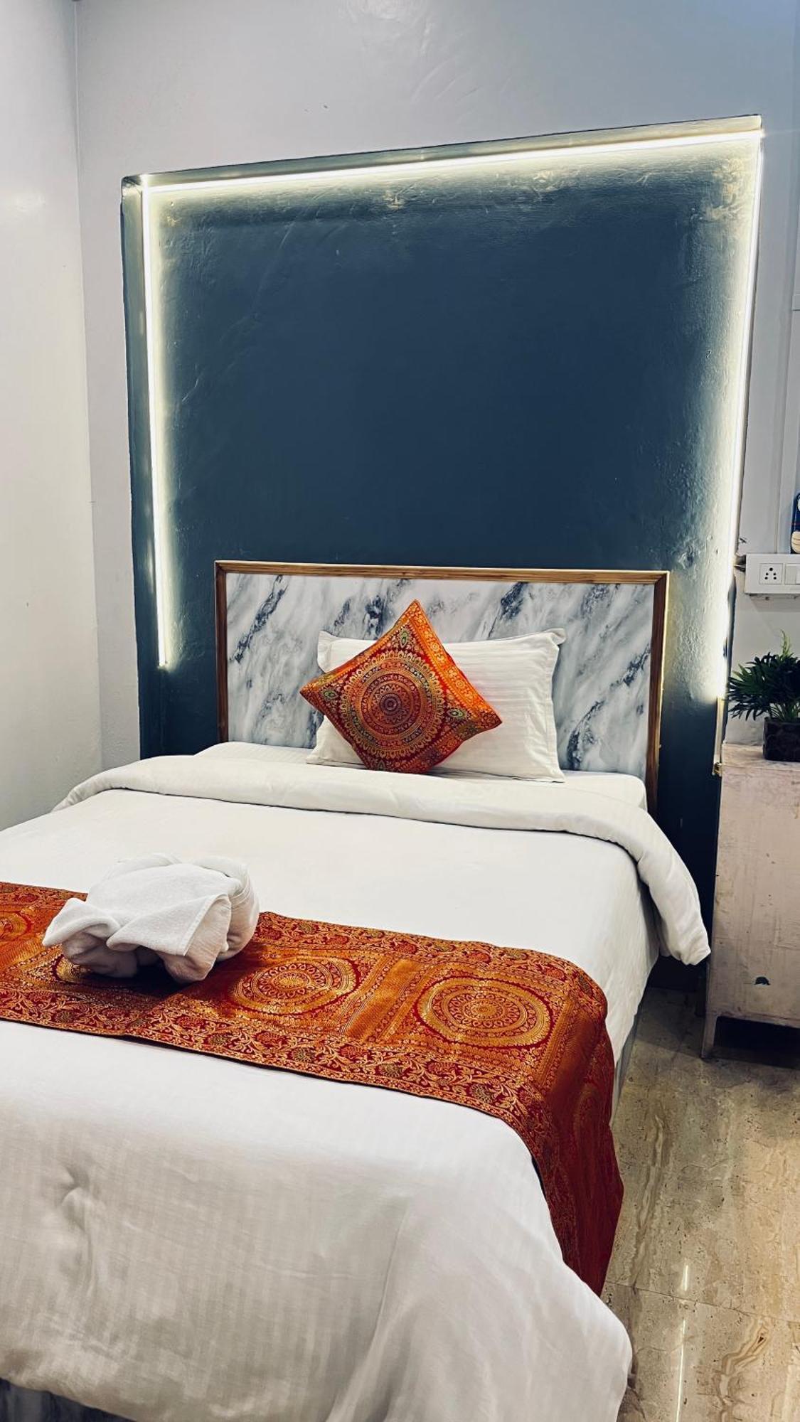 Vibe N Joy Hotel Varanasi Exterior foto